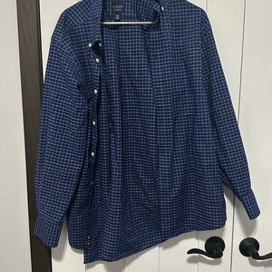 Classic fit men’s long sleeve button up